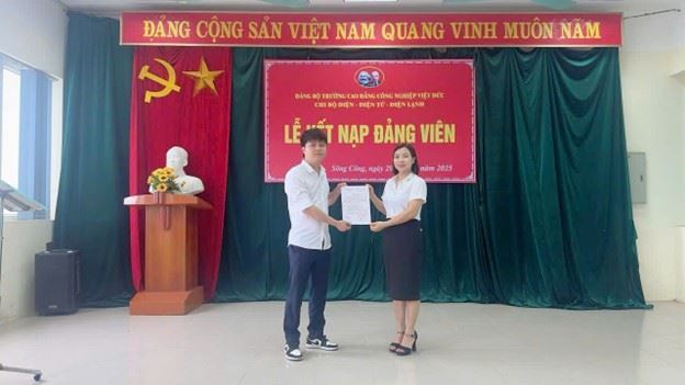 KẾT NẠP ĐẢNG VIÊN TRONG HỌC SINH SINH VIÊN